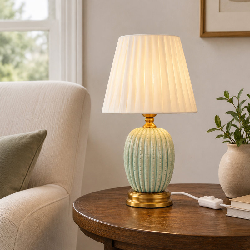 Lampe de chevet en céramique verte 16,3 po avec abat-jour en tissu beige, base dorée et interrupteur en ligne