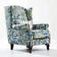 Fauteuil de style américain avec structure en bois massif, tissu brodé en lin et coton et détails de rivets pour la chambre à coucher.