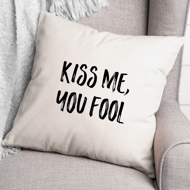  Coussin Kiss Me, You Fool, 16 po x 1 po