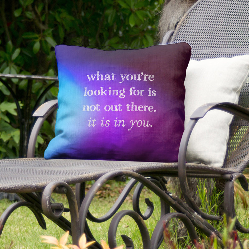 Coussin intérieur/extérieur d’inspiration auto-confidence, Bleu / mauve, 18 po x 18 po