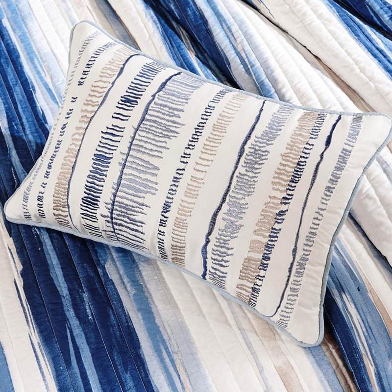Courtepointe 6 pièces avec aquarelle bleue. Double / grand. Microfibre douce pour une nuit agréable. Utilisation toute l'année. Livré avec courtepointe, taies décoratives et coussins imprimés - double / grand. Rayure tranquille. Sensation délicieuse.