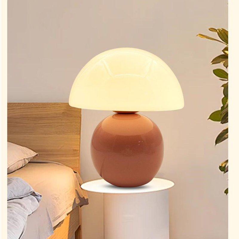 Cette lampe de table champignon enchanteresse allie fonctionnalité et design fantaisiste. La douce finition crème rose et la forme de champignon organique créent une charmante esthétique rétro qui s'harmonise avec les décors modernes, scandinaves ou