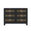 Grand lit de 4 chambres: lit plateforme, tables de chevet et commode avec une ambiance de construction, bande de bois noir