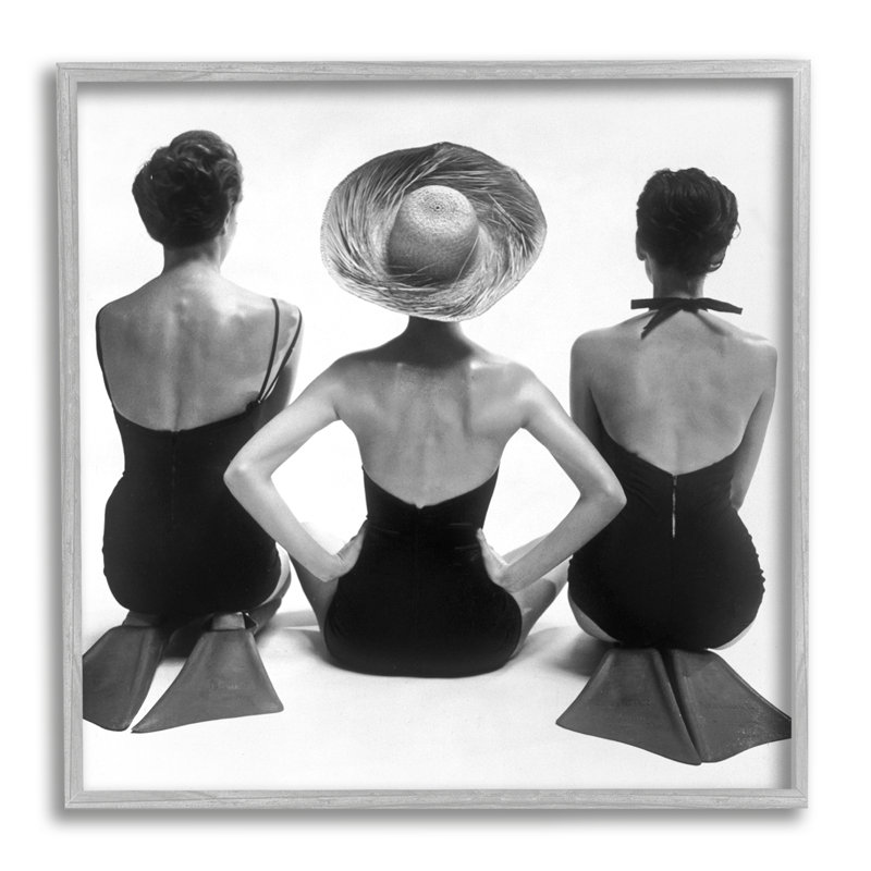 Femmes assises sur la plage, maillots de bain rétro, nageoires, gris, ferme rustique, giclée, art texturé par Graffitee Studios