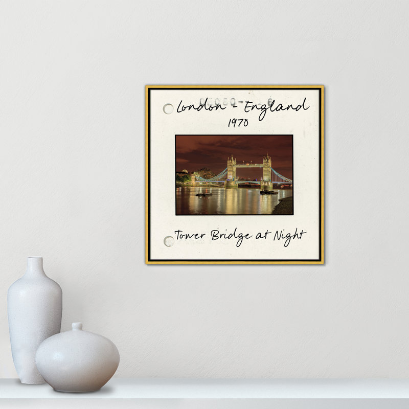 Londres, Angleterre - Tower Bridge at Night par Danita Delmont, H 25,5 po x l 25,5 po x P 2 po, Toile avec cadre flottant or