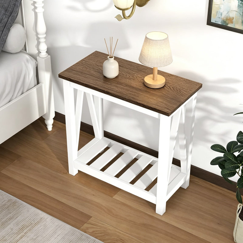 Table de bout Farmhouse, table d'appoint étroite avec tablette de rangement, table de chevet mince pour les petits espaces, table d'appoint rustique pour le salon, la chambre à coucher, le bureau personnel, blanc et brun