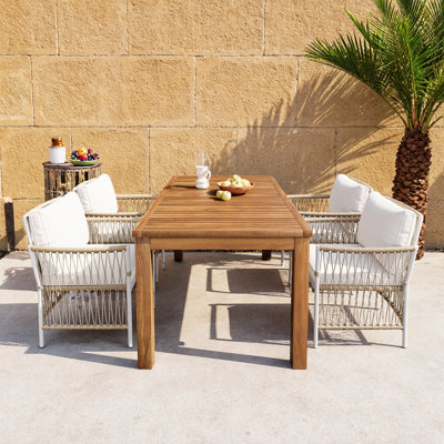 Ensemble de salle à manger 5 pièces pour patio en bois - table rectangulaire en bois d'acacia de 67 po + 4 fauteuils en rotin avec coussins et coussins - Finition naturelle, résistant aux intempéries, pour la piscine, la cour ou le jardin (sièges 4)