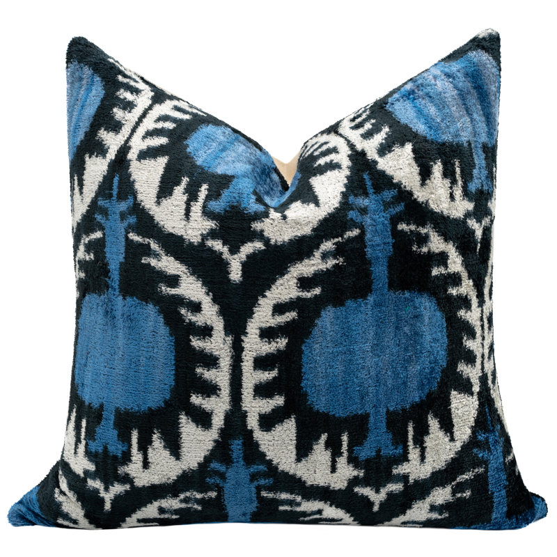 Coussin décoratif en velours de soie bleu et noir Ikat - 20 x 20