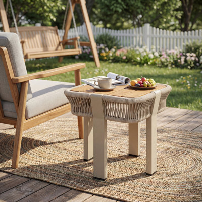 Table d'appoint carrée pour terrasse ou patio, avec structure en corde et métal.