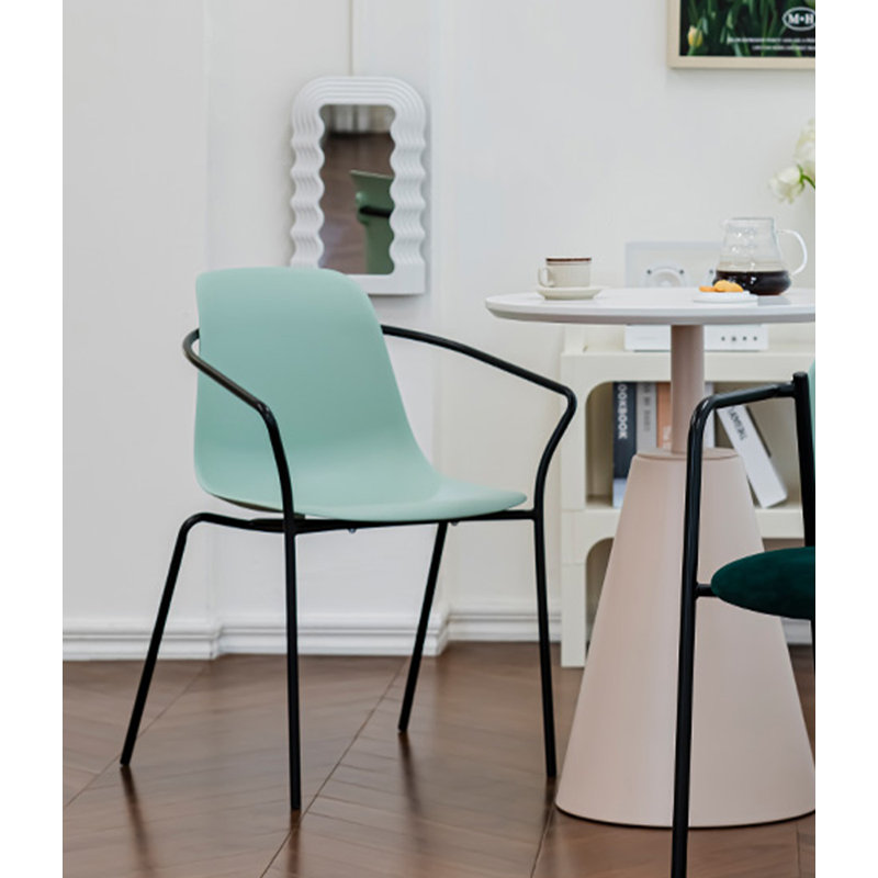 Chaise avec accoudoirs et dossier Nordic Modern