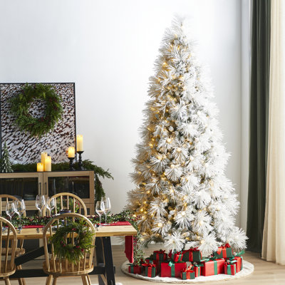 Arbre de Noël enneigé avec pin