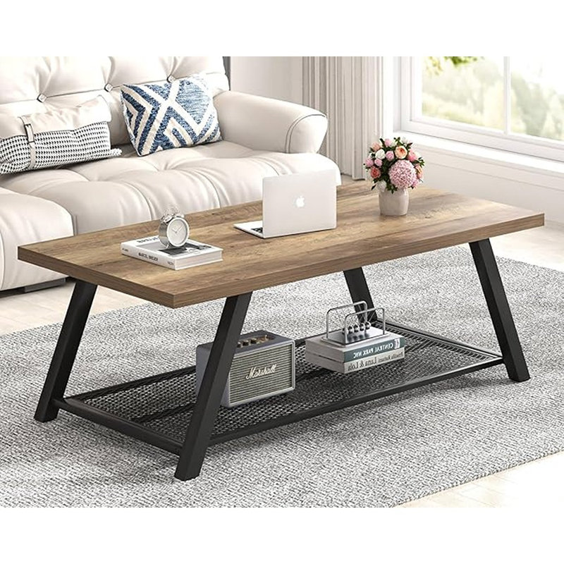 Table basse, centre moderne en bois rustique et centre en métal.
