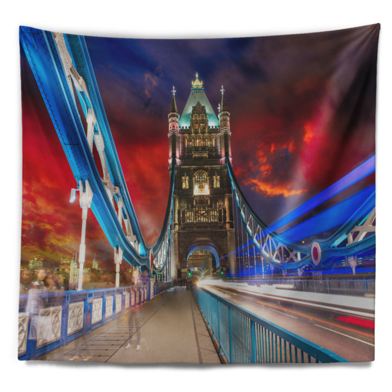 Tapisserie de cityscape orage au-dessus d’une tour en avec accessoires suspendus inclus, H 78 po x l 92 po