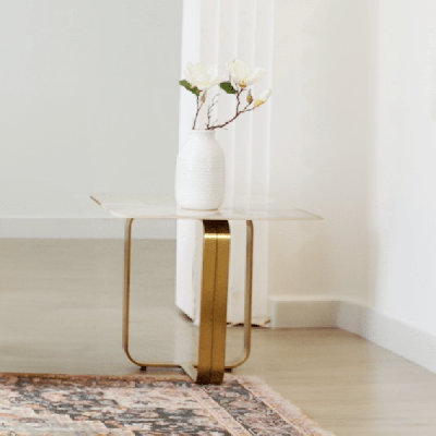Table de bout en bois massif sculptée à la main avec détails de l'Ancien Monde