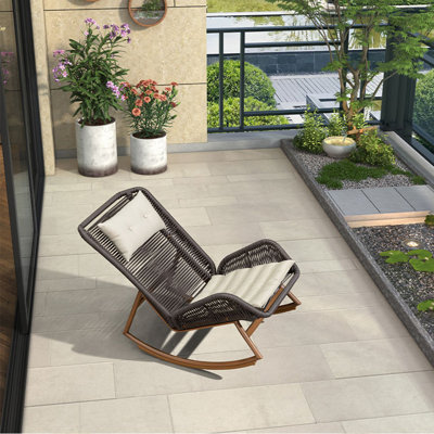 Chaise berçante en métal tissé en rotin