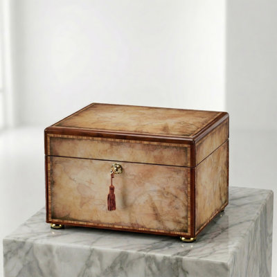 Urne funéraire en bois pour cendres humaines, homme et femme, coffret en merisier avec marqueterie représentant une carte du monde ancienne, intérieur en velours et plaque nominative gravée offerte.