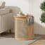 Table d'appoint en bois naturel et en caoutchouc naturel au design compact et polyvalent, parfaite pour les décors modernes et traditionnels.