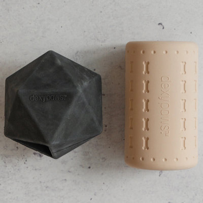 Dexypaws: ensemble Power Duo - kong géométrique et cylindre - beige et noir - jouets à mâcher pour chien 2 pièces, distribution de gâteries, caoutchouc durable, crêtes et rainures, jeu pour animaux de compagnie