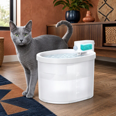 Fontaine à eau automatique sans fil et sans pompe pour chat de 2 L/67 oz avec détection de mouvement, plateau en ABS de qualité alimentaire, fonctionnement sur piles et conception facile à nettoyer.