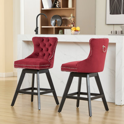 Chaises de bar pivotantes rouge vin dans un design américain de 2 personnes, revêtement en velours avec garniture cloutée et boutons, pieds en bois d'hévéa, siège pivotant à 360 degrés, coussin en mousse souple pour un confort d'assise prolongé 2,
