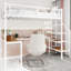 Lit mezzanine simple en fer blanc, balustrade à ceinture continue, tablettes sur le bureau, taille de chambre à coucher peu encombrante avec bout, espace de travail intégré pour-1310371202