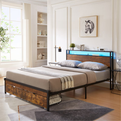 Base de lit plateforme en métal avec tête et pied de lit en bois, équipée d'une station de charge USB, de deux tiroirs, de lumières DEL, sans sommier et facile à assembler