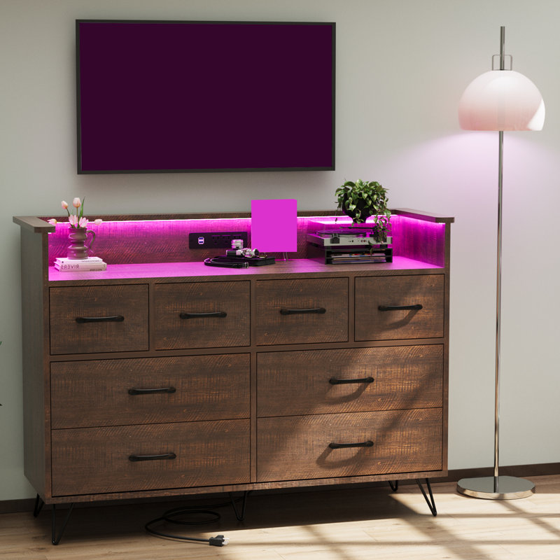 Commode 8 tiroirs GarveeHome, commode moderne pour chambre à coucher avec lumières à DEL et station de charge, commode en bois avec espace ouvert, rangement pour le vestibule, salon, brun foncé