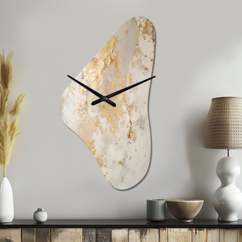 Iniyah Fizzs - Beige et or fantaisie - Horloge murale abstraite de forme unique en métal, impression d'horloge murale asymétrique beige