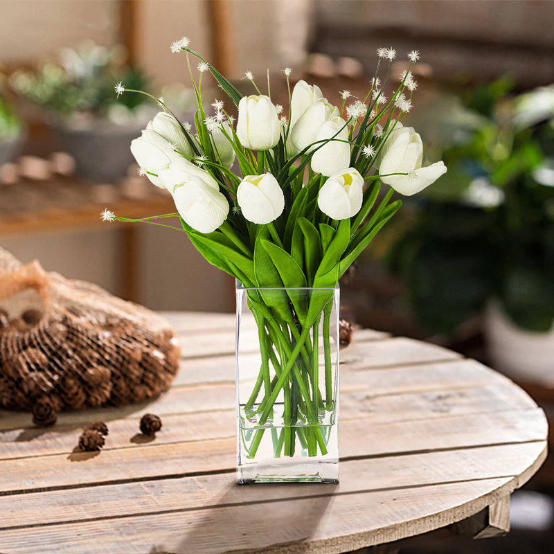 Mélange de tulipes artificielles dans un vase