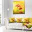Coussin décoratif à fleurs rouges sur fond jaune-29894684-29894686