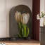 Armoire arquée avec tablettes et portes d'art
