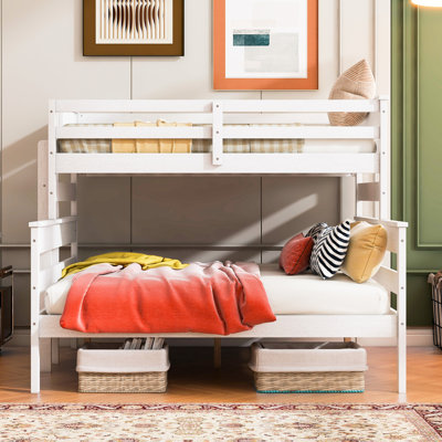 Lit simple superposé au-dessus de grand lit blanc avec lit en bois de pin résilient résilient
