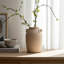 Vase en céramique en grès avec poignées - Accent de poterie décoratif rustique moderne, design minimaliste épuré, décoration décontractée tendance, vase en argile d'inspiration artisanale, pot de présentation polyvalent-1599103197-1599103194