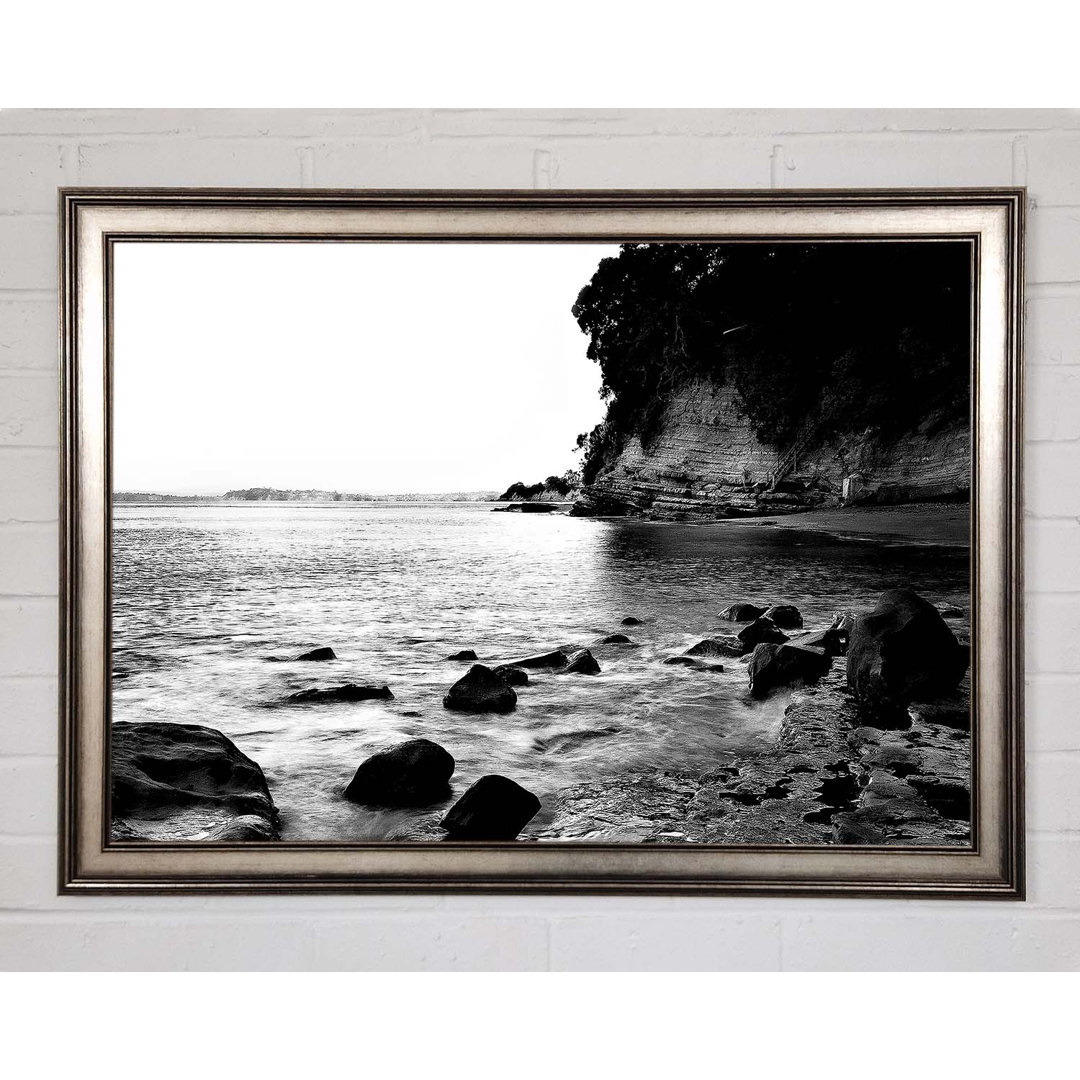 Gerahmtes Leinwandbild Black And White Sparkle Ocean Rocks