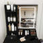 Bureau de coiffeuse avec tiroirs et tablettes de rangement, coiffeuse avec support pour sèche-cheveux et prise de courant, une coiffeuse-414532827