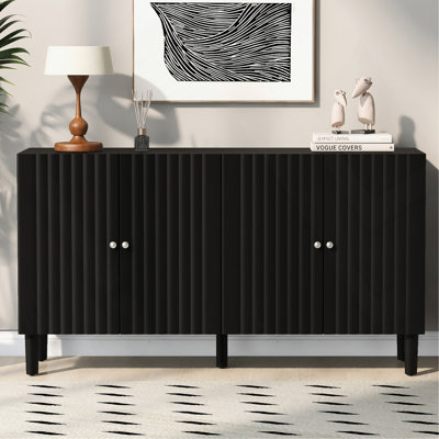 Élégant buffet à quatre portes avec des portes à motif ondulé, des pieds cylindriques et des poignées en métal élégantes, réglable, adapté pour le bureau, le vestibule et le salon