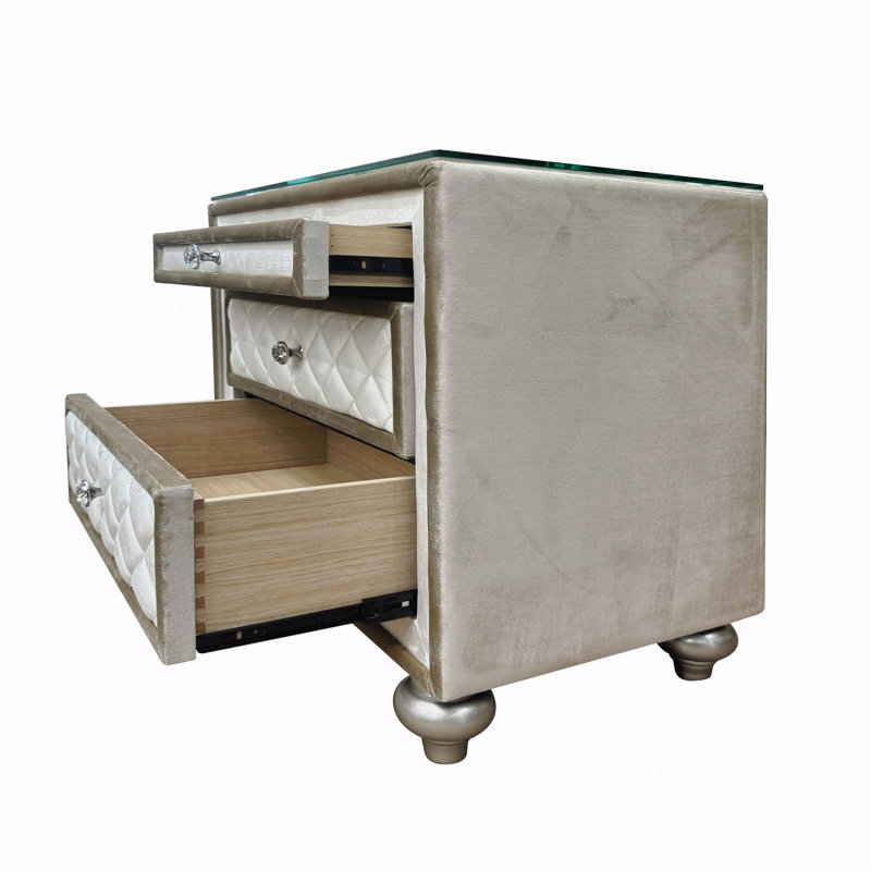 Table de chevet beige en velours