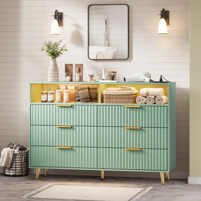 Commode 6 tiroirs Modern cannelée avec lumières DEL et station de charge - Coffre en bois courbé large, poignées en métal doré, armoire de rangement - chambre à coucher, salon - vert fruitier