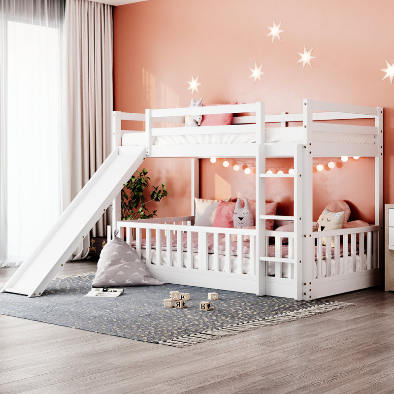 Lit simple au-dessus d'un lit superposé blanc - Conception fonctionnelle avec glissade blanche, réversible et polyvalente pour la chambre à coucher
