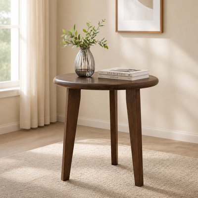 Table de bout ronde en bois massif à 3 pieds avec finition noyer, table d'appoint Mid-Century moderne pour petits espaces, salon et chambre à coucher