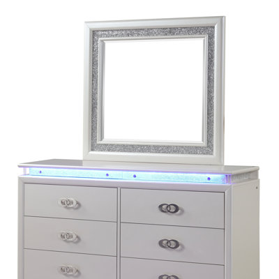 Commode blanc laiteux