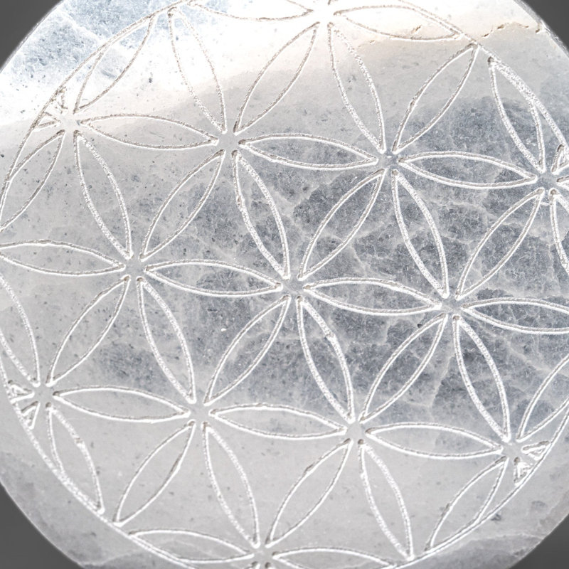Assiette en sélénite gravée véritable mandala