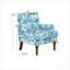 Fauteuil d'appoint campagnard bleu doux avec pieds en bois massif et garniture cloutée