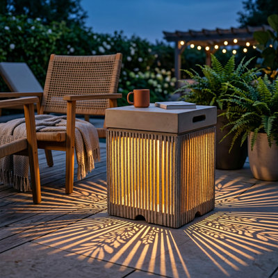 Table d'appoint pour l'extérieur avec couvercle vertical pour réservoir de propane avec lattes verticales, support durable MGO pour réservoirs de gaz standard de 20 lb, table d'appoint carrée avec fentes à poignées pratiques, accessoire de patio fonctionnel