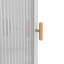 Armoire de coin moderne de 22,25 po avec portes et tablettes en verre trempé pour un rangement polyvalent dans la salle de bain, le salon et la chambre à coucher