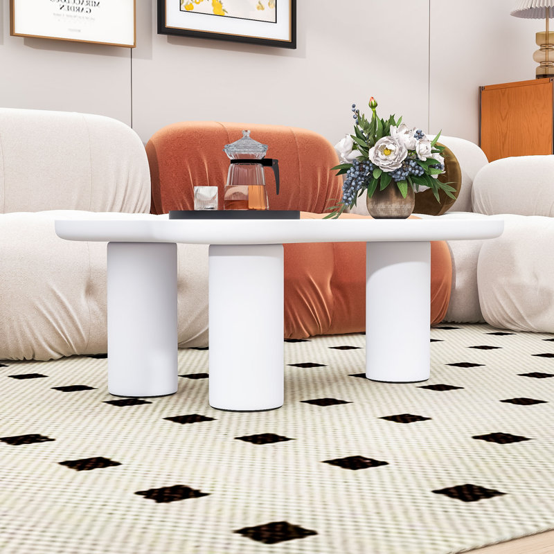 Table basse minimaliste en forme de nuage avec pieds cylindriques et bords arrondis, Blanc