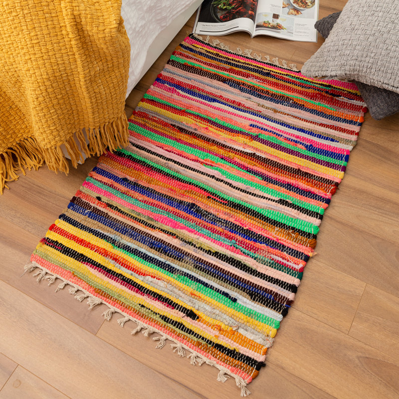 Tapis pour salle de bain à rayures réversibles Saviah Chindi