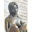 Sculpture érotique nue assise en bronze sur pieds en bronze