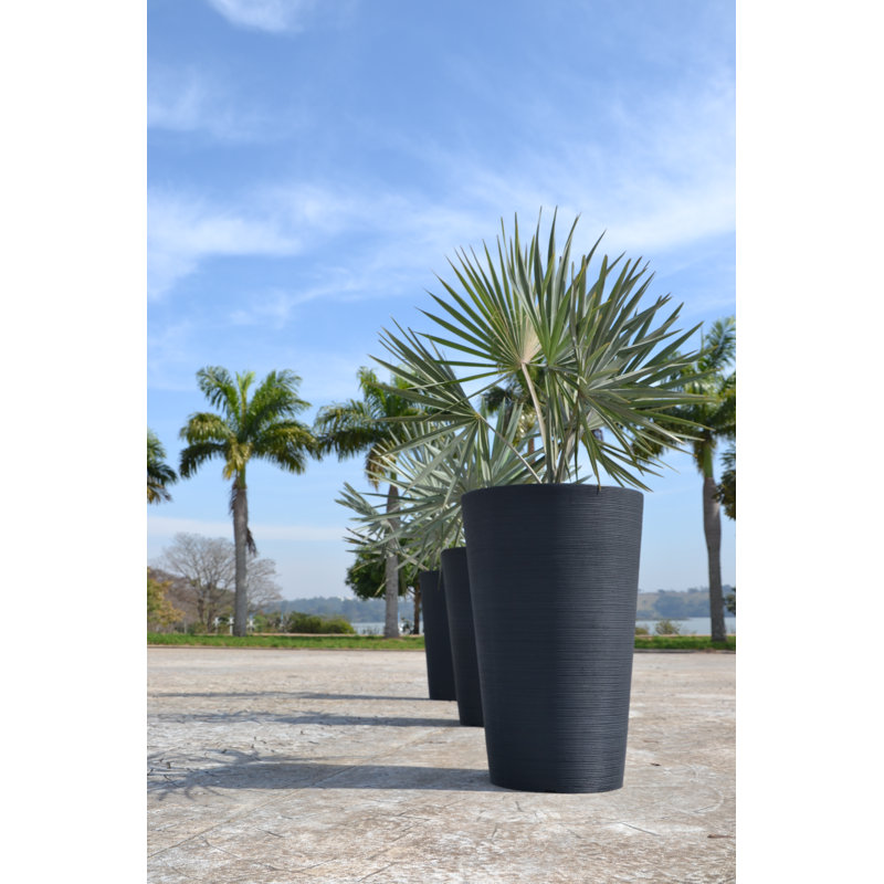 Pot à fleurs en plastique conique Jemima, H 38,6 po x l 25,5 po x P 25,5 po