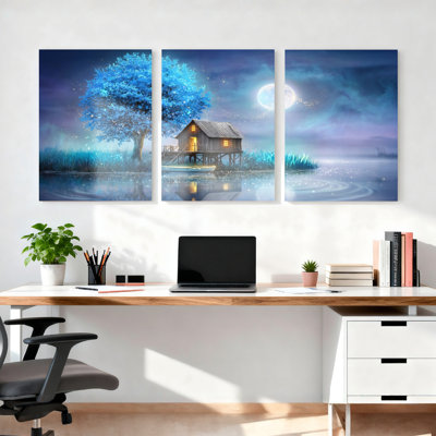 Ensemble de 3 tableaux sur toile tendue représentant un arbre bleu et une cabane sur un lac, sous un ciel nocturne clair de lune.